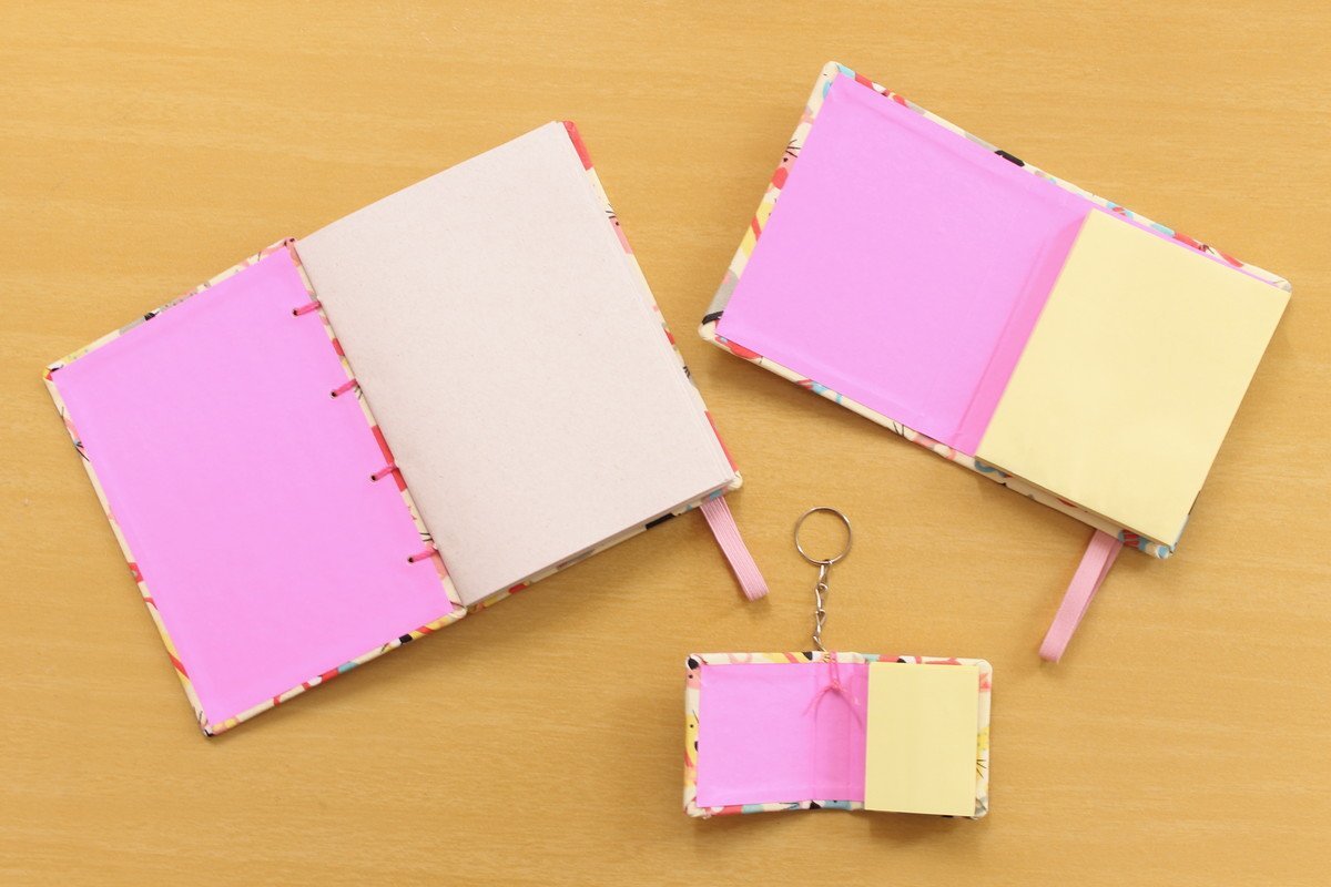 BellaMiaAtelie's tweet photo. Monte o seu #Kit! ✨
Kit Papelaria 'Cats' (Bege) 🐱💜
Na loja: https://t.co/FoTmA4uQJ5 #papelaria #cadernos #papelariaartesanal #presentes #kits #feitoàmão #feitoomamor #presentescriativos #produtosartesanais #elo7 https://t.co/NFOz3YPf0r