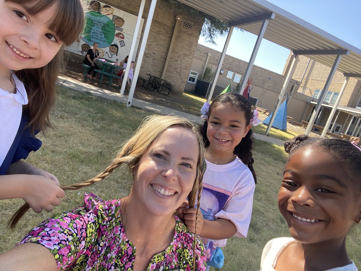 What happens when you join in on kinder recess?! You just might get a new hairstyle from the sweetest girls! ❤️ #weleadtx #lovemyjob @WilemonSTEAM #wisdmyheartishere