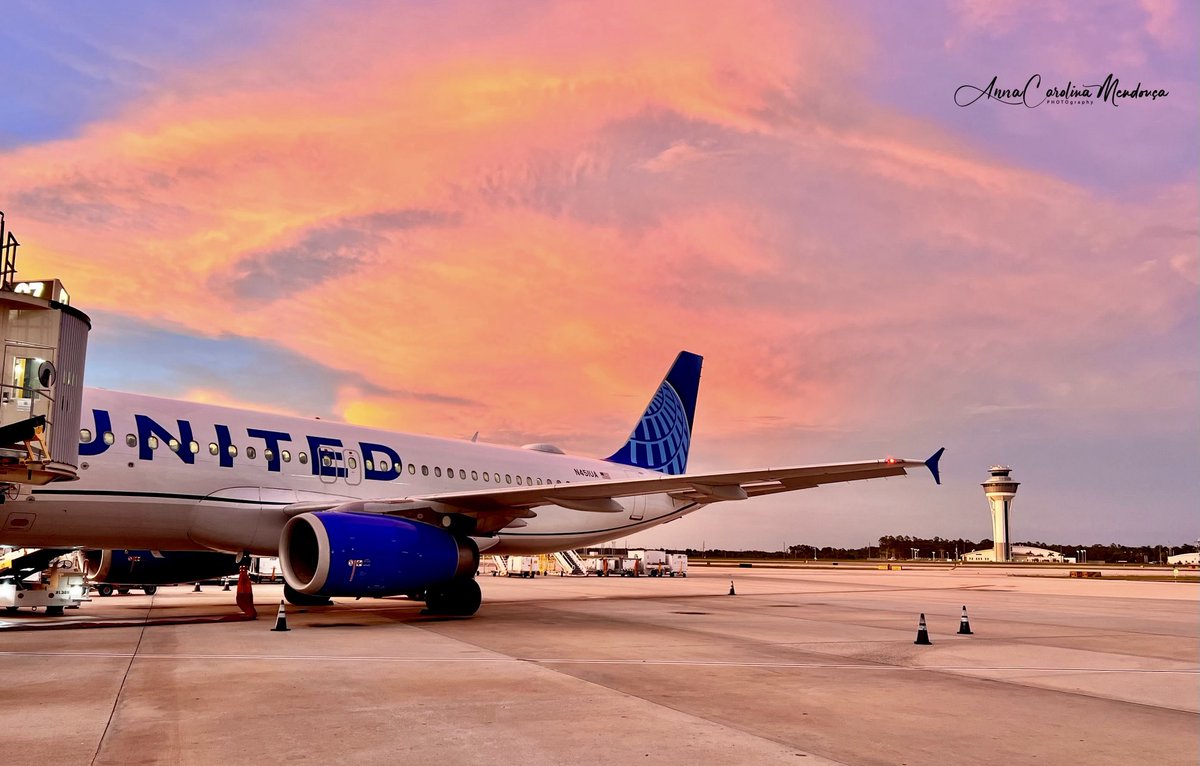 Where can I watch the sunset in Fort Myers, Florida? Many have their favorite beach for the @United Team @RSWAirport we prefer the view from the United gate! ⁦@MikeHannaUAL⁩ @DJKinzelman @LouFarinaccio @scarnes1978 @weareunited ⁦@ORDtoGIG⁩ Photo Credit: Anna Mendonça