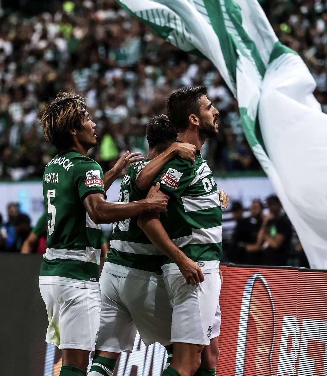 AlexDS78's tweet photo. Famalicão a battu Braga avec un but à la dernière seconde du match, malgré avoir été mené au score.

Sporting, après avoir mené 2-0, s'est fait rattraper à 2-2, mais a marqué le but de la victoire à la dernière seconde.

Boavista a remporté la victoire contre Benfica après avoir été mené au score à deux reprises, en marquant le but décisif à la dernière seconde du jeu.

Continuer à considérer ce championnat comme de la merde, mais en tout cas, nous nous sommes régalés.
