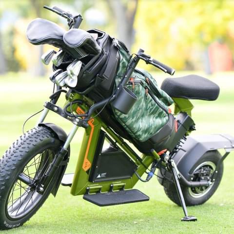 G.I. Green Finn Cycle + Camo Cart Bag 😍 This combo makes a statement without saying a word. It looks incredible against the green of a well-maintained course. 😍 Get Yours finnscooters.com/finn-scooter-d… #golf