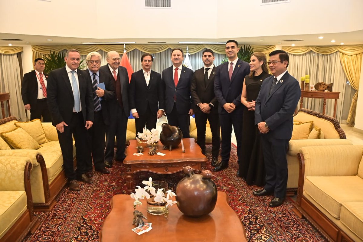 #AHORA | 🇵🇾🇺🇾 El viceministro de Relaciones Exteriores, embajador Raúl Silvero Silvagni, recibe al presidente de la República del Uruguay, Su Excelencia Luis Lacalle Pou, en ocasión de la asunción del presidente electo, <a href="/SantiPenap/">Santiago Peña</a>.