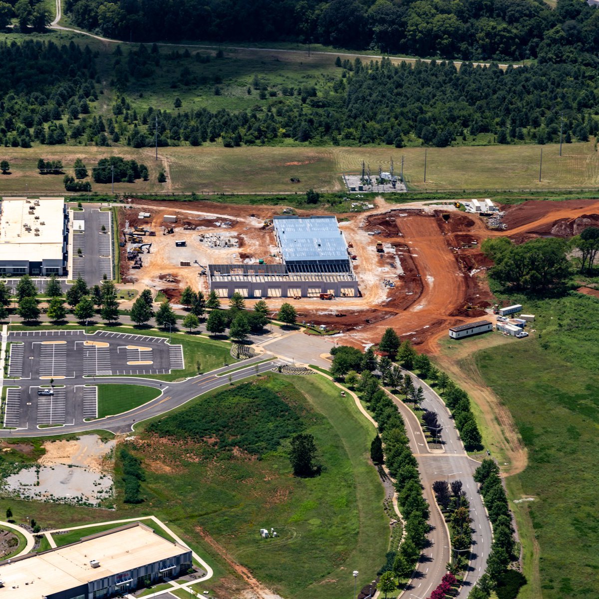 RedstoneGateway's tweet image. The walls are up and the roof is being installed at Davidson Technologies! Stay tuned for the latest construction updates happening at Redstone Gateway.