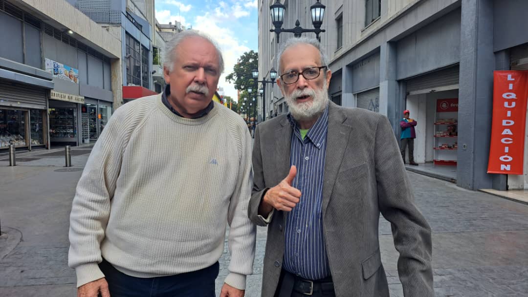 ROBERTO HERNÁNDEZ MONTOYA -<a href="/rhm1947/">Roberto Hernández Montoya</a>-
Amigo, ahora que sabemos lo que es "el concepto generador", y que además, descubrimos, por fin, "el paradigma sintagmático de la yuxtaposición derivativa", vienes y te vas. Se le quiere. Se le llora. Se le admiró siempre, amigo.