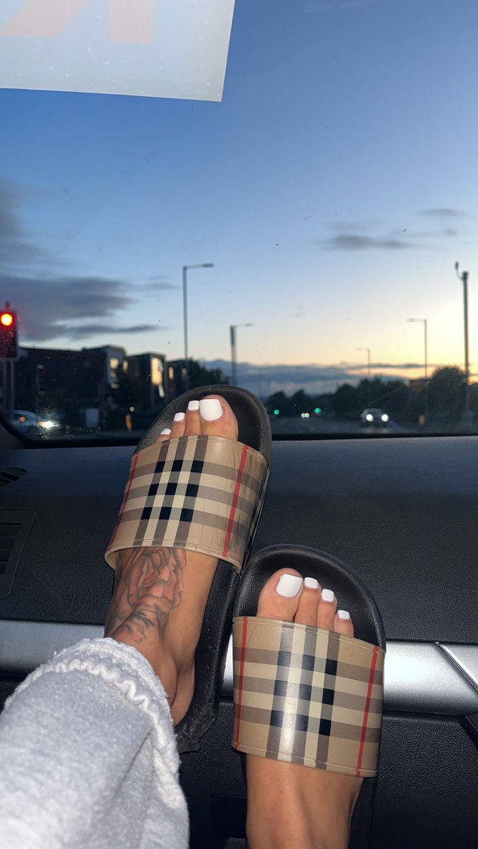beckycraigg19's tweet photo. What paypig loser wants to come smell my feet and give me money??? #cashmeets #findomgoddess #findom #paypig #paypigs #belfast https://t.co/WsWFijwzX6