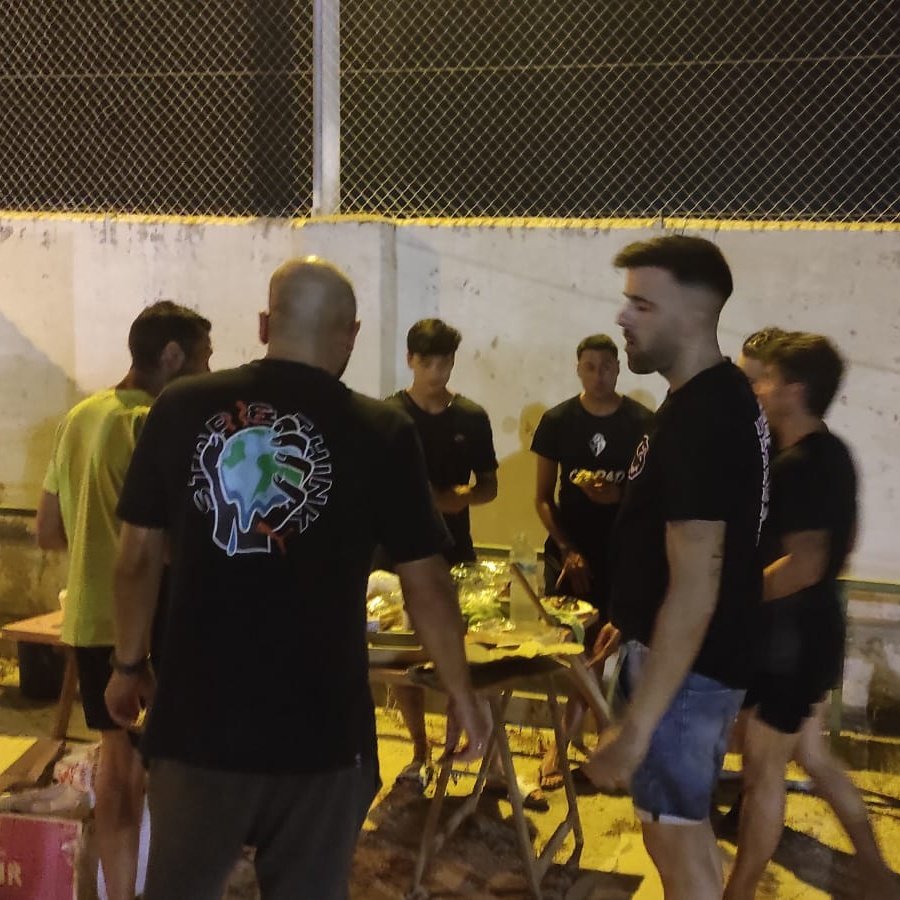 CiudadDeMurcia's tweet photo. TERCERA RFEF | 

Tras el primer entrenamiento de la semana plantilla, cuerpo técnico y directiva tuvieron una jornada de convivencia en la que disfrutaron de una buena cena para coger ánimos y unir al equipo de cara a la nueva temporada.

♥️🖤 https://t.co/WFjPKue9w8