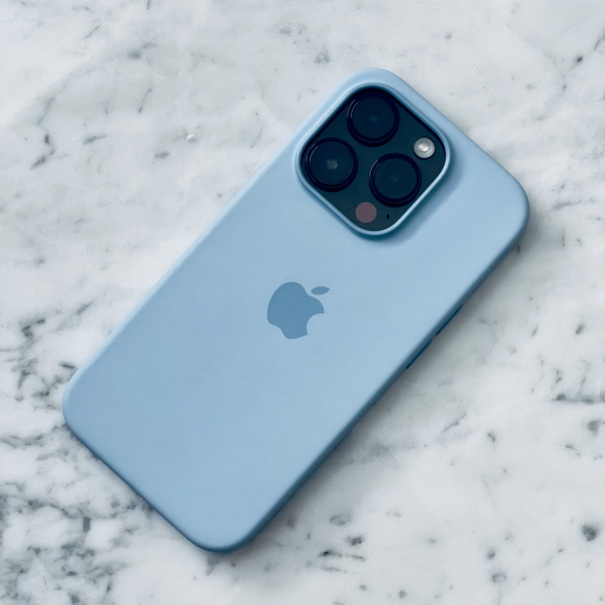 andrewjclare's tweet photo. This wallpaper &amp; Sky silicone case 🤌🏻

Wallpaper: @BasicAppleGuy https://t.co/DegtUGfytF