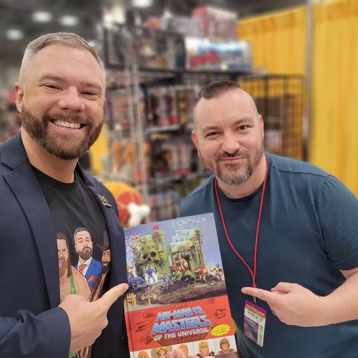 PixelDan's tweet image. Shout-out to @MarkSterlingEsq for picking up a copy of The Toys of MOTU and for the awesome conversation!

And to my buddy @TheJoeShoes for being an excellent dude and @kanik89 for making me feel like a superstar by having me sign a billion #majorbendies!

Love the @MajorWFPod !