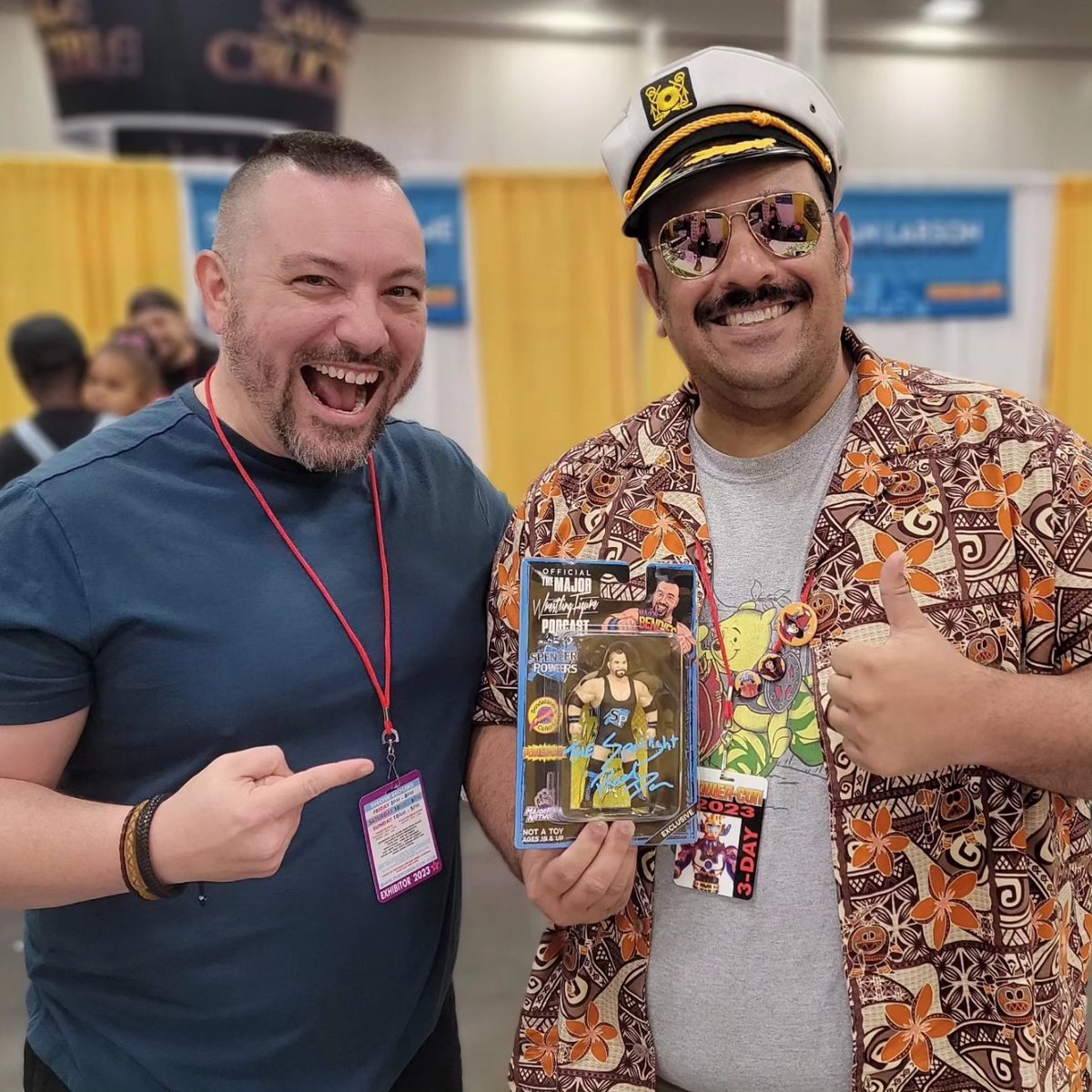 PixelDan's tweet image. Shout-out to @MarkSterlingEsq for picking up a copy of The Toys of MOTU and for the awesome conversation!

And to my buddy @TheJoeShoes for being an excellent dude and @kanik89 for making me feel like a superstar by having me sign a billion #majorbendies!

Love the @MajorWFPod !