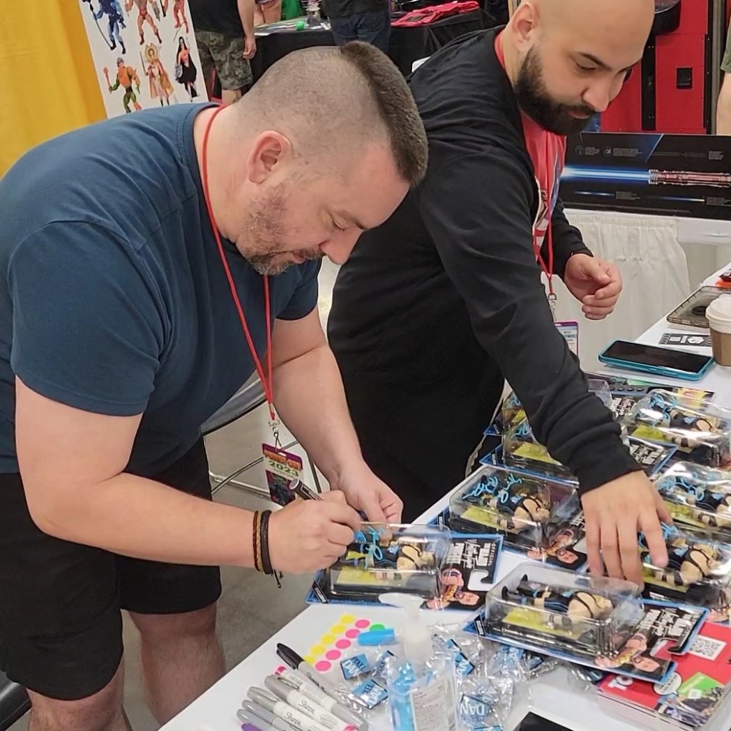 PixelDan's tweet image. Shout-out to @MarkSterlingEsq for picking up a copy of The Toys of MOTU and for the awesome conversation!

And to my buddy @TheJoeShoes for being an excellent dude and @kanik89 for making me feel like a superstar by having me sign a billion #majorbendies!

Love the @MajorWFPod !