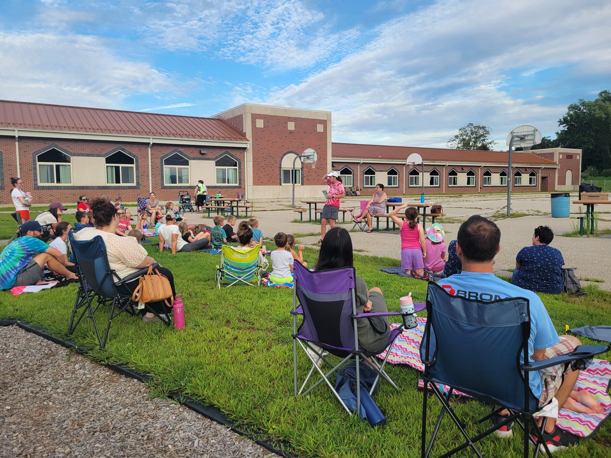 Enjoying a beautiful summer night @COLschools with @CaringCardinals and @jjis_student families @Cehewes @aasl @ctcasl