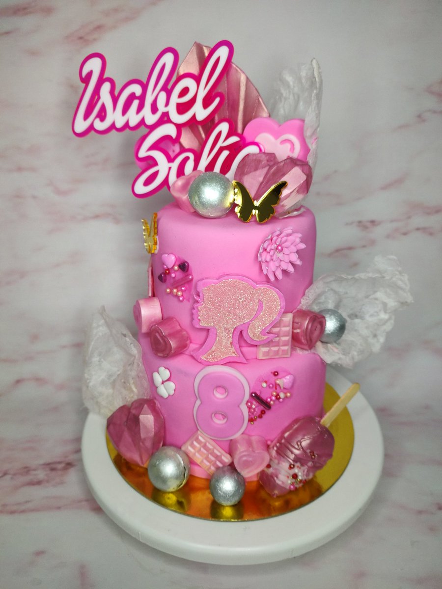 #FotoDelDía pastel de Barbie, ¡lleno de detalles para compartir! Paletas, bombones, chocolatinas además del tul comestible. ¡Deliciosa y muy en tendencia! (Imagen de referencia de pinterest)