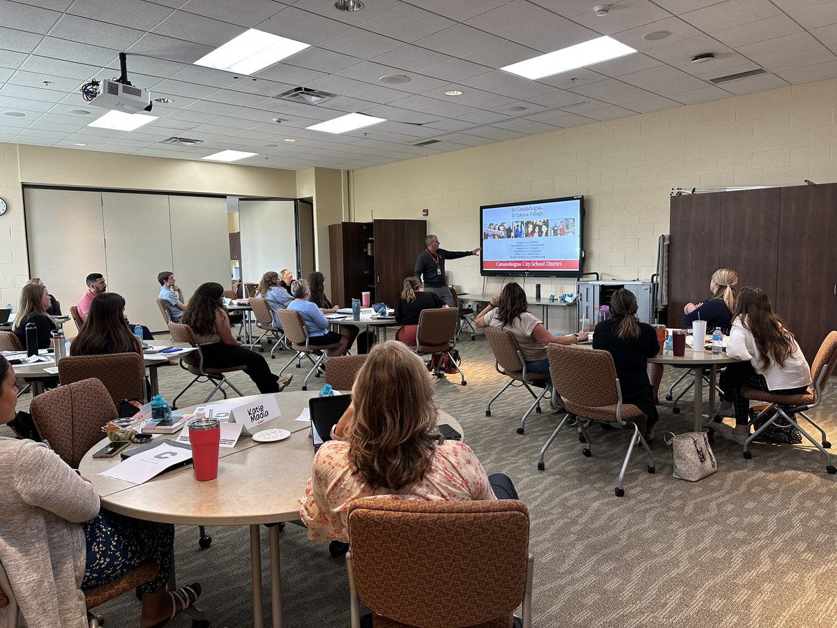 We are excited to welcome our new teachers to the Canandaigua City School District. #CanandaiguaProud 
🟥⬜️🟥⬜️