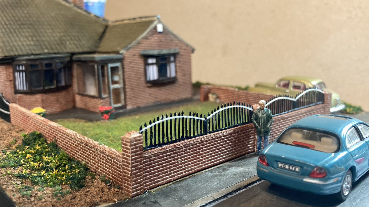 lnr_models's tweet photo. Scratch built iron fence - still needs a bit of tidying and painting… Barry admires the Jag driving slowly past… https://t.co/Jn1crNxV0d