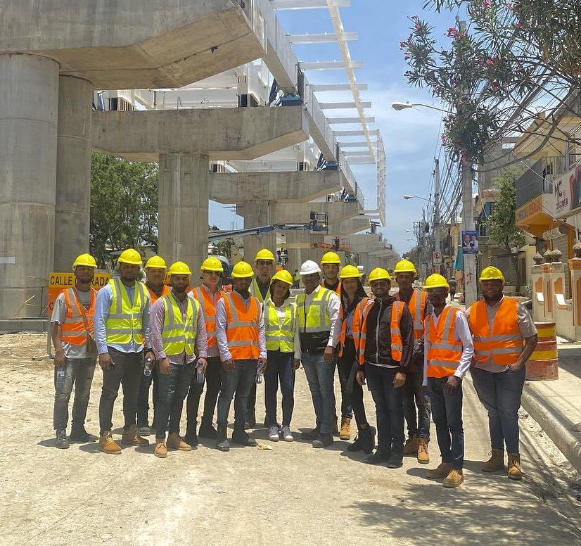 EstudiantesUCNE's tweet photo. ¡Así celebramos el Día Nacional del Ingeniero! 👷‍♂️👷‍♀️

Nuestros estudiantes visitaron la obra del proyecto MONORRIEL en Santiago de los Caballeros. 

Nos emociona ver su entusiasmo a medida de que se convierten en #IngenierosUCNE, transformando el mundo una obra a la vez. 🦺💫 https://t.co/CgCA37fOnq