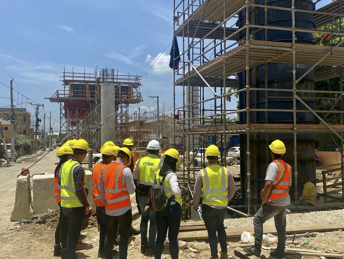 EstudiantesUCNE's tweet photo. ¡Así celebramos el Día Nacional del Ingeniero! 👷‍♂️👷‍♀️

Nuestros estudiantes visitaron la obra del proyecto MONORRIEL en Santiago de los Caballeros. 

Nos emociona ver su entusiasmo a medida de que se convierten en #IngenierosUCNE, transformando el mundo una obra a la vez. 🦺💫 https://t.co/CgCA37fOnq