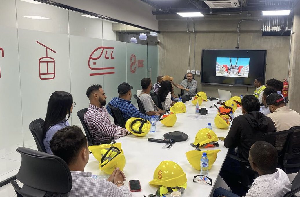 EstudiantesUCNE's tweet photo. ¡Así celebramos el Día Nacional del Ingeniero! 👷‍♂️👷‍♀️

Nuestros estudiantes visitaron la obra del proyecto MONORRIEL en Santiago de los Caballeros. 

Nos emociona ver su entusiasmo a medida de que se convierten en #IngenierosUCNE, transformando el mundo una obra a la vez. 🦺💫 https://t.co/CgCA37fOnq