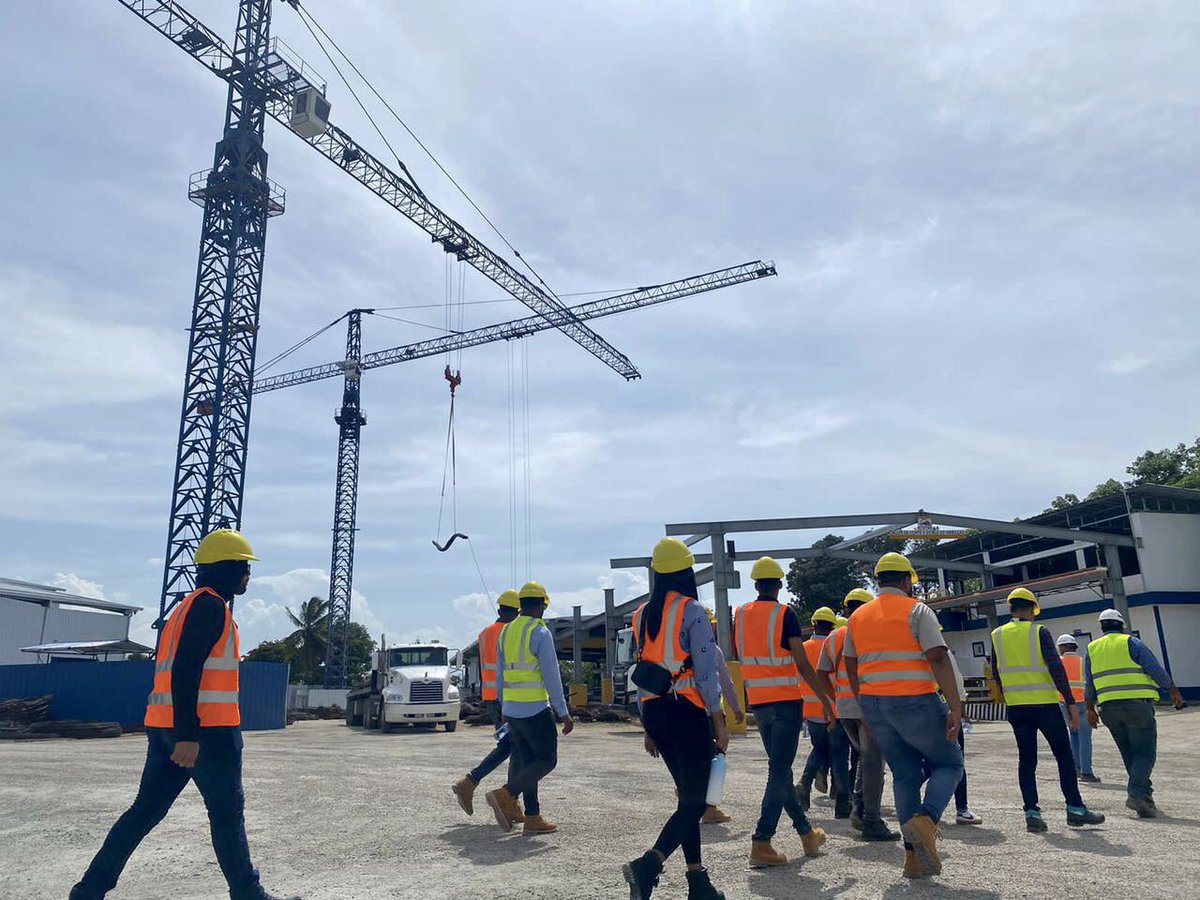 EstudiantesUCNE's tweet photo. ¡Así celebramos el Día Nacional del Ingeniero! 👷‍♂️👷‍♀️

Nuestros estudiantes visitaron la obra del proyecto MONORRIEL en Santiago de los Caballeros. 

Nos emociona ver su entusiasmo a medida de que se convierten en #IngenierosUCNE, transformando el mundo una obra a la vez. 🦺💫 https://t.co/CgCA37fOnq