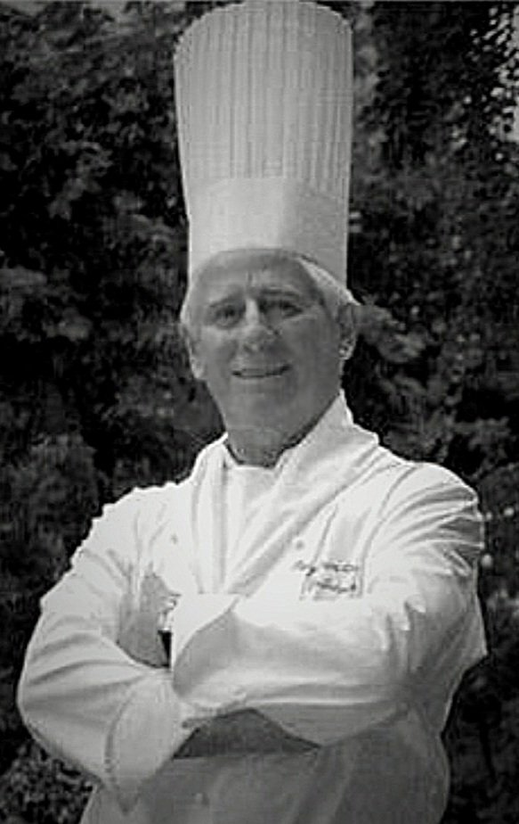 Se ha ido al cielo mi padre profesional. 
Lo aprendí todo lo importante; humildad, esfuerzo, trabajo, compañerismo.
Huella imborrable en todos los que trabajamos a su lado.  Espero que la historia le reserve el lugar q se merece. Disfruta Benjamín en las cocinas del cielo. D.E.P.