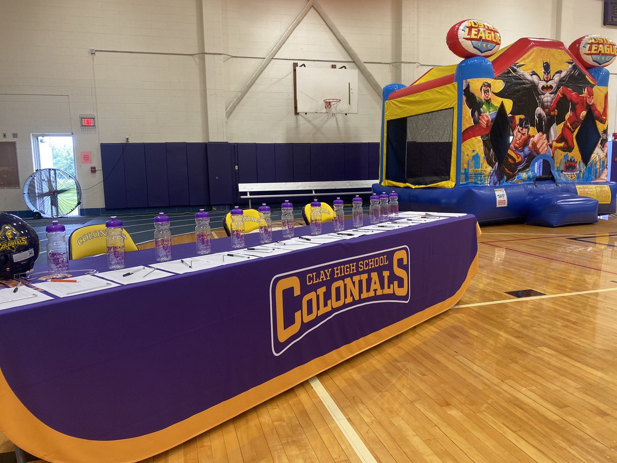 roleal17's tweet photo. The rain didn’t stop us this weekend and it sure didn’t stop @SBClayHigh from hosting their Back to School Block Party! Played a game of cornhole and had some delicious food— great vibes and even better company. #ClayStrong #TeamSouthBend https://t.co/zieAuOQkEK