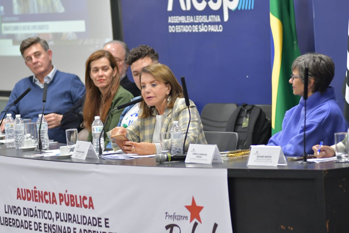 professorabebel's tweet photo. Nosso mandato popular realizou nesta tarde de segunda-feira na Assembleia Legislativa a Audiência Pública Livro Didático: pluralidade e liberdade de ensinar e aprender.

A Audiência foi de uma riqueza excepcional! Agradeço pela participação de todos e todas. https://t.co/FU0CJZqQ8x