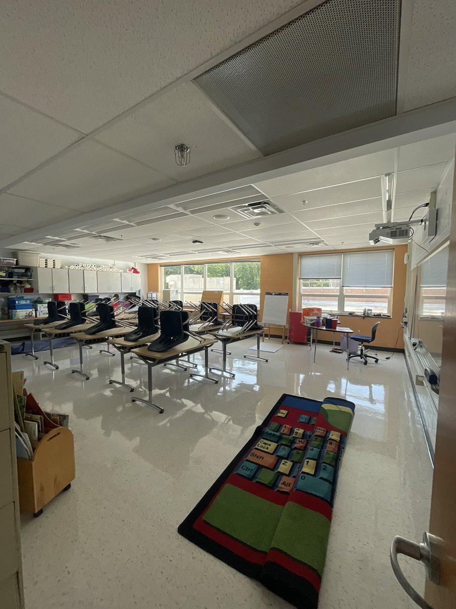 MsCleer's tweet photo. Before picture… let’s see how we can change this classroom into a STEAM LAB for K-5 students!!! 💙👩🏻🔬#BeechTreeFamily #STEAMClass https://t.co/aLkLWh1gS3