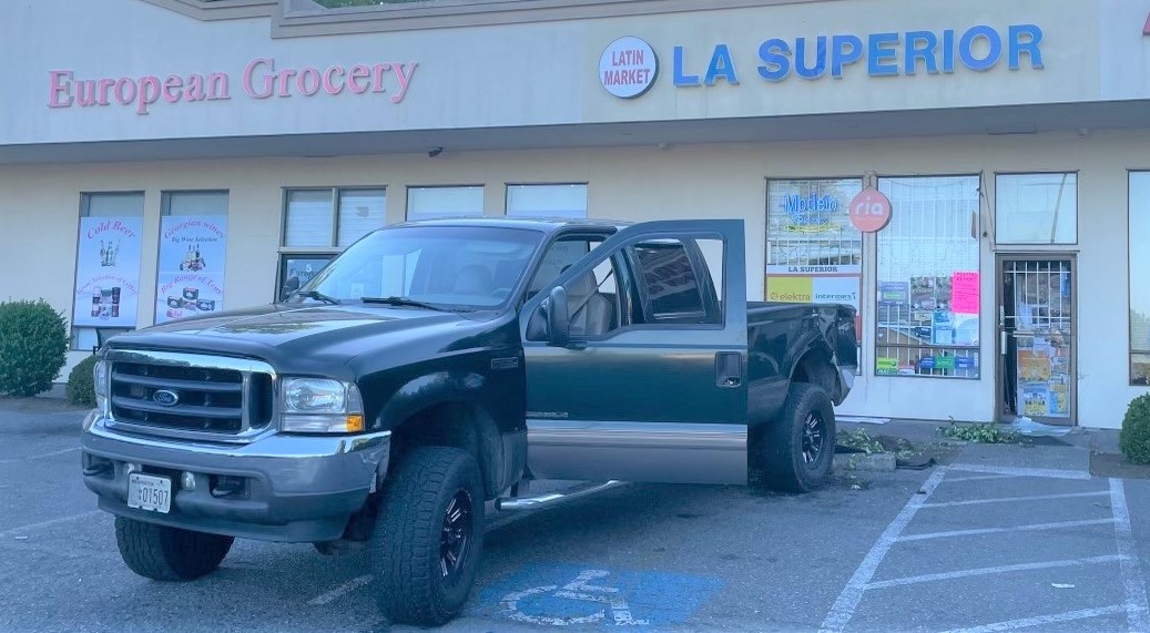 3개월 동안 2번째…벨뷰 그로서리에 트럭 들이밀고 침입