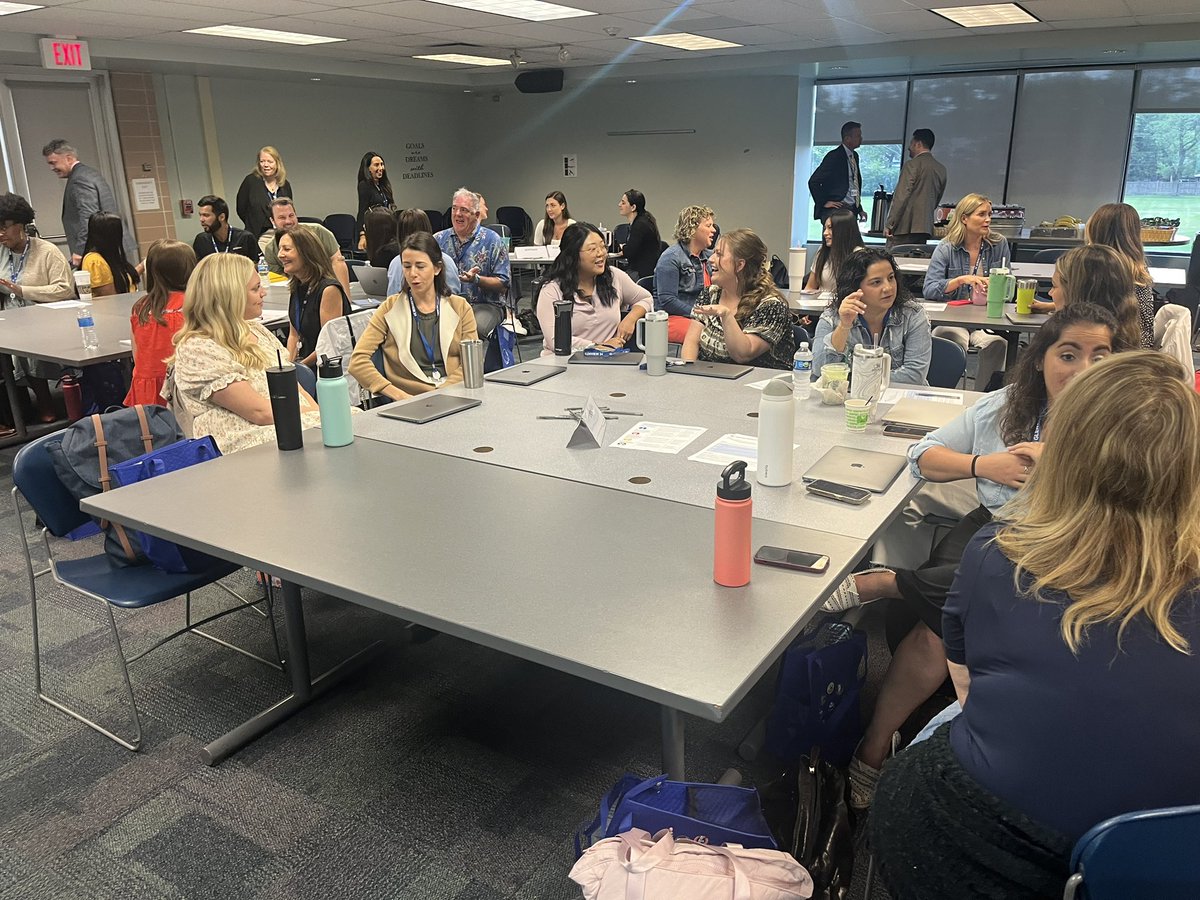 Love this day… so much excitement in the air! Welcome home new Lyon educators!

#lyonlearners #weared34