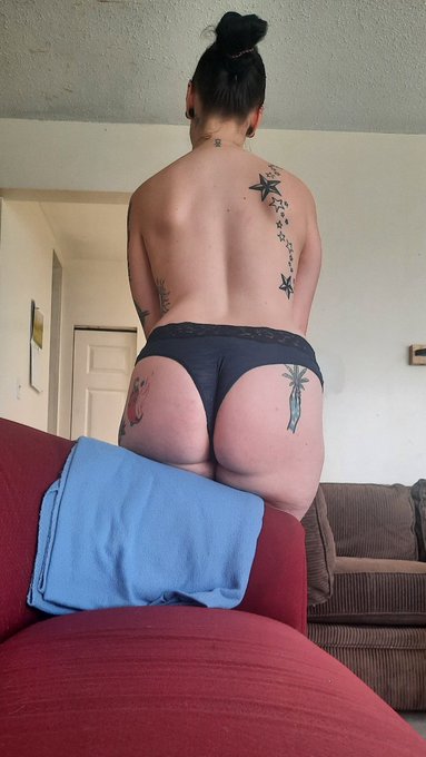 couldnt rlly decide if i liked this one or not but here you go🤷🏻&zwj;♀️  . . . &bull; butt &bull; booty &bull; pawg &bull; tatts