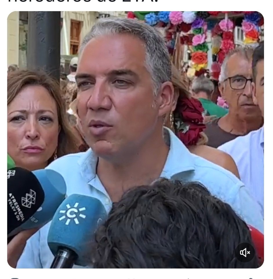 ManuelGmezHoyo1's tweet photo. !! @eliasbendodo ... EL TONTO , en la Feria de Málaga perdiendo los papeles y diciendo estupideces !!.
PD.- Cuando termino de hablar se fue de cena con sus "amigos" de @vox_es y la Titi de Marbella. https://t.co/giVQ4nmYhm