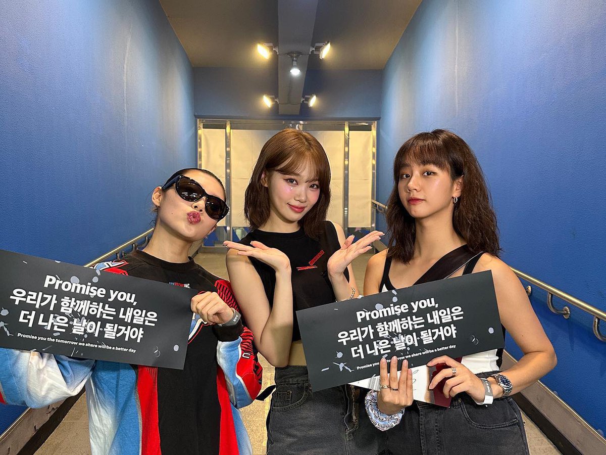 The presence of my two favorite unnies: Hyeri unnie, and Leejung unnie. Surprisingly their gorgeous style, and thank you for coming to support us, i'm so grateful for that! Let's get back to supporting each other from now on!!😻♥️
