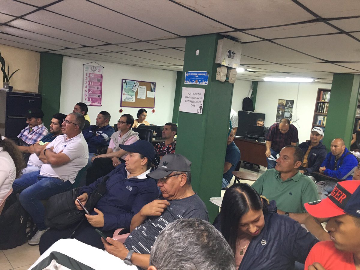 CorporacionJLOG's tweet photo. ��Trabajadores y trabajadoras de #EMAS, #AguasDeManizales, #Cableaéreo, #TerminalDeTransporte y #CentroDiagnósticoAutomotor afiliados a #SINTRAUNICO reunidos en asamblea general para tomar decisiones respecto al rumbo de la negociación colectiva en @EMASManizales y en @aguasmzl https://t.co/jIGClQd97X