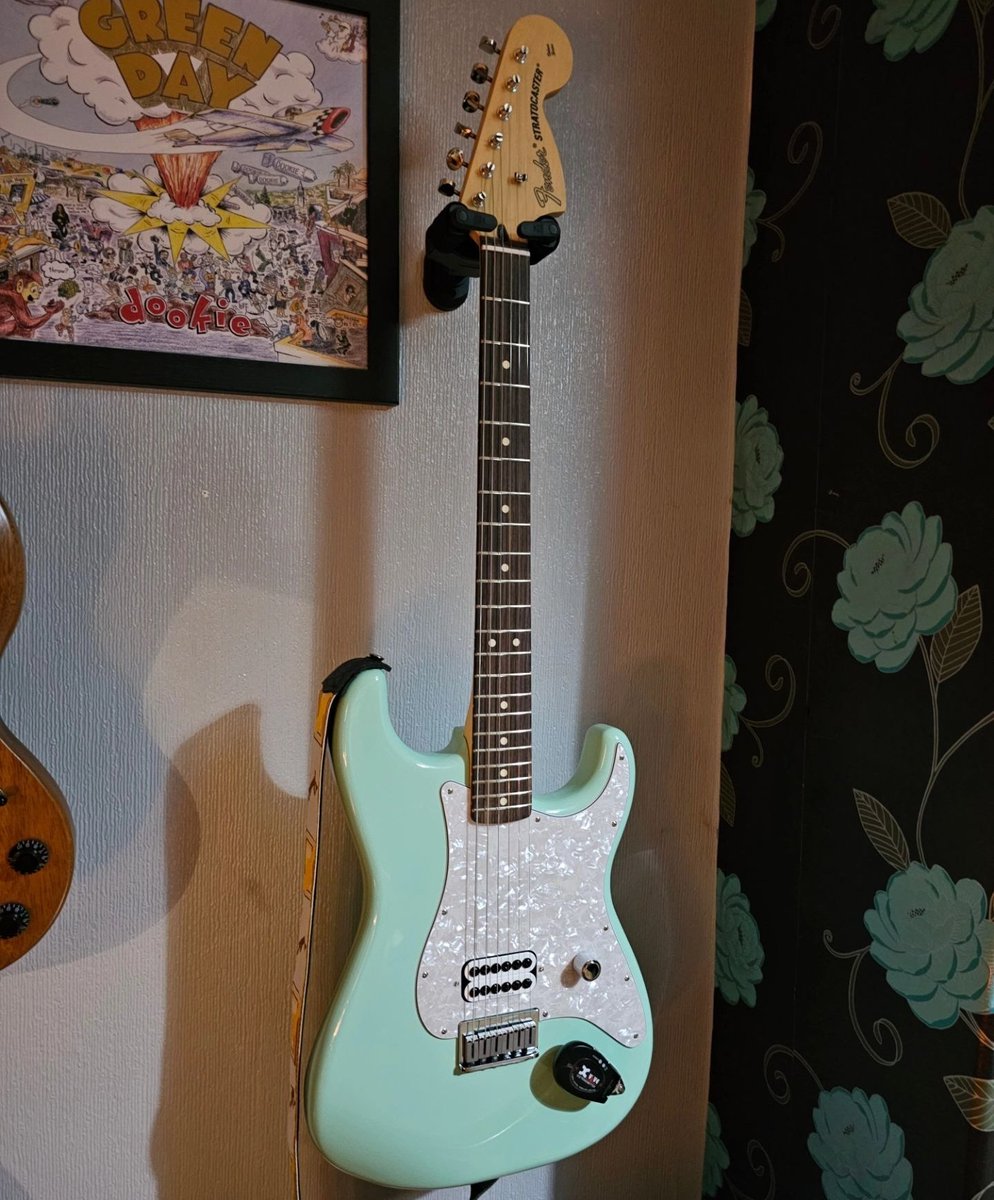 Hey <a href="/tomdelonge/">Tom DeLonge</a> do you like my new guitar ? 🤘👽 <a href="/ToTheStarsMedia/">To The Stars*</a> <a href="/blink182/">blink-182</a> #tomdelonge #tothestars #blink182 #Aliensexist