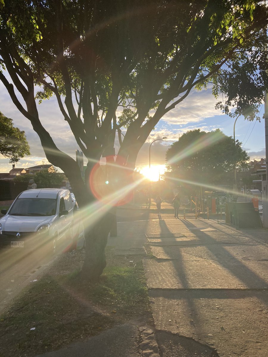 CariLeguizamon's tweet photo. #atardecer #sunset #sunbeam #rayodesol #opacarofilia #Bogotá https://t.co/1PJs8n1Btf