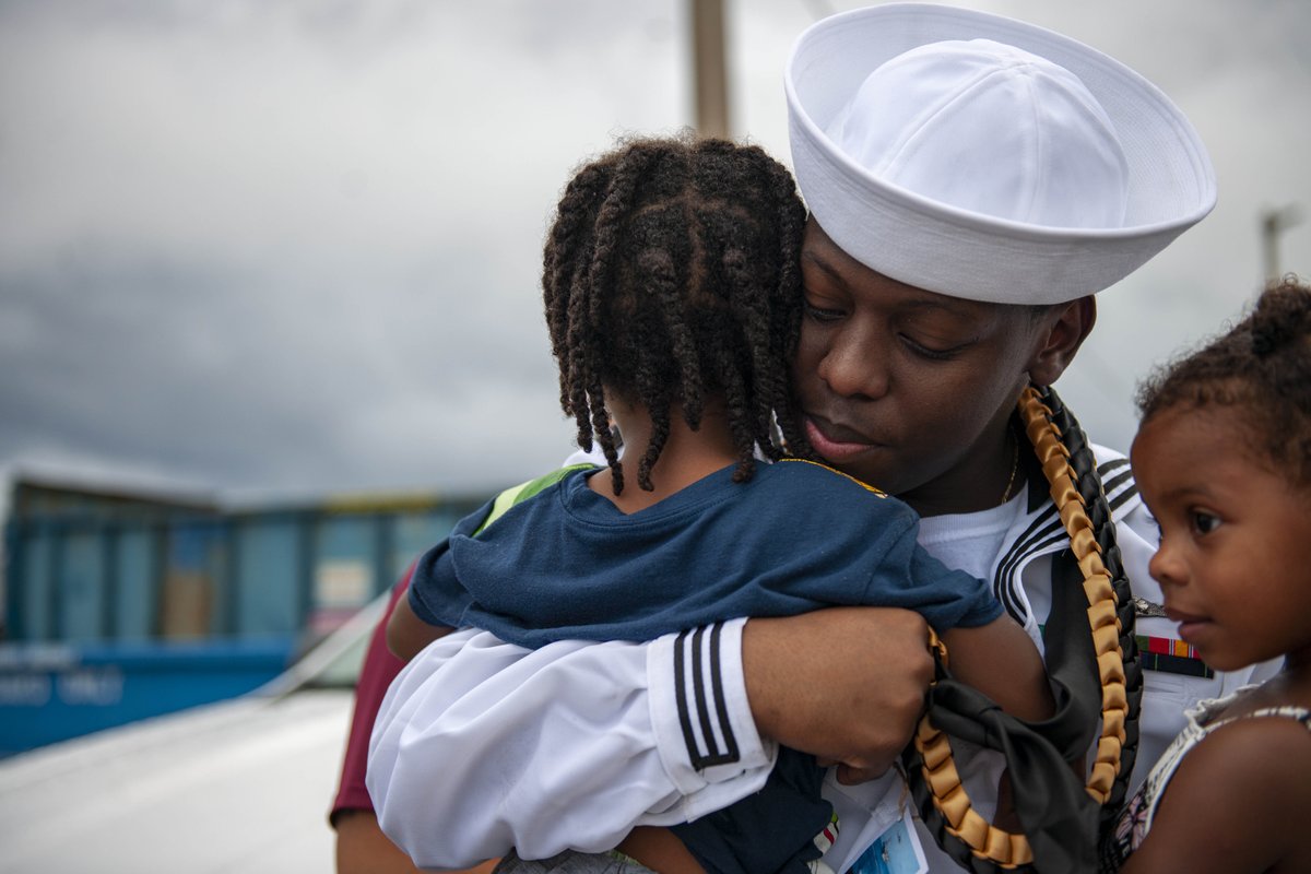 #USNavy Photos of the Day: 

1️⃣ #VFA87 and #VFA31 intercept a P-8A from #VP47 over Med @USNavyEurope
2️⃣ A child gets a dental exam and 3️⃣ @navyband performs in Vietnam during #PacificPartnership
4️⃣ #USSAnnapolis returns @nbguam @US7thFleet @INDOPACOM
👉 dvidshub.net/r/uw5gq2