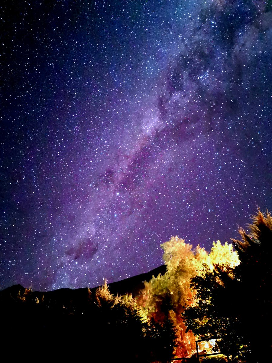 seba_sirius's tweet photo. Condenados a observar el pasado.
La luz viaja en el vacío a 300 mil kms/s. Aún a esa velocidad, debido a las brutales distancias, tarda tiempo en llegar a nosotros. Si una estrella está a 600 años luz por ej, implica que si la ves hoy, estas viendo luz que fue emitida en 1423 🤯 https://t.co/HCdHvyppvz