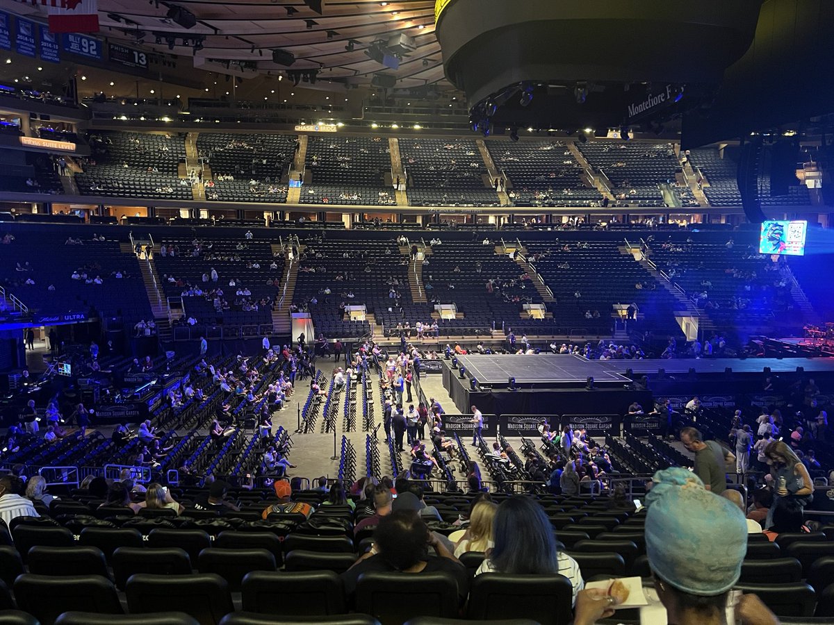 Fewer people on tonights <a href="/LionelRichie/">Lionel Richie</a> concert in #MSG.  Will this be disaster for the star?