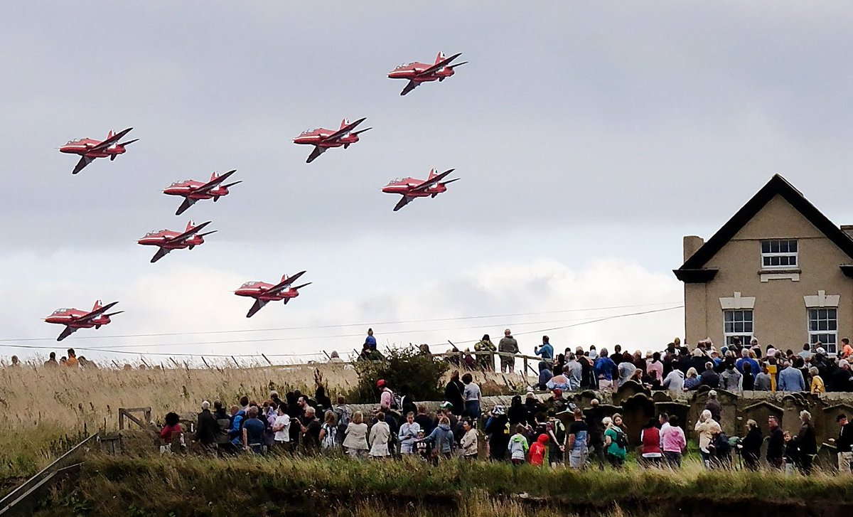 snapperponter's tweet photo. Whitby Regatta ...Something for everyone...@TheScarboroNews @gazetteinwhitby @yorkshirepost #whitbyregatta #whitby #RedArrows https://t.co/wKZun4VxZ8