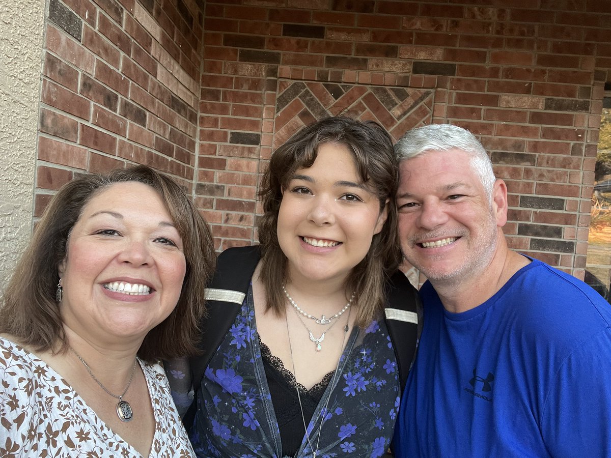 Ravae96's tweet image. First day of school for my Junior!  #ThePrincess got up early so I could take her to school.  My heart is full! @reaganwayrhs @ReaganBandSA