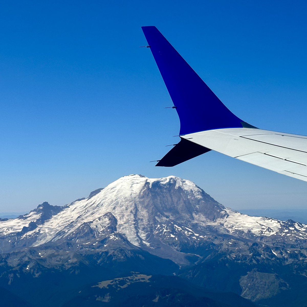 DevinSTurk's tweet photo. My recent @BigGoodThings:
Hopped on a plane to see my bestie! Enjoyed an exquisite view of #Tahoma. Visited local bookstores to buy zines &amp; pet some cats. Finished a really good novella: The Slow Regard of Silent Things by @PatrickRothfuss. Worked on grad school applications! https://t.co/YLy3I4bDYb