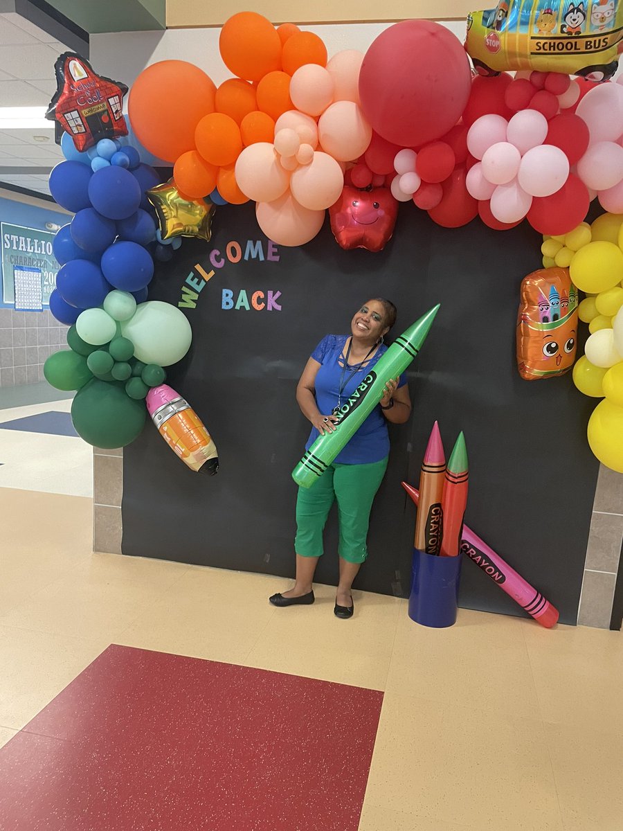 Bella1922's tweet photo. We had an awesome first day!! So many welcoming faces and the kids were super excited!! Happy first day everyone!! #StipesStallions #StallionStrong #IrvingFirstDay #IrvingISD https://t.co/Jy0Js1TPeX