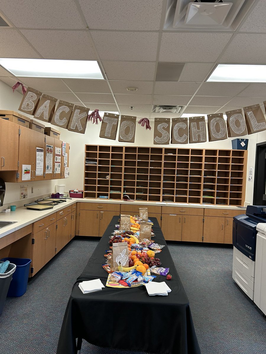 Bella1922's tweet photo. We had an awesome first day!! So many welcoming faces and the kids were super excited!! Happy first day everyone!! #StipesStallions #StallionStrong #IrvingFirstDay #IrvingISD https://t.co/Jy0Js1TPeX