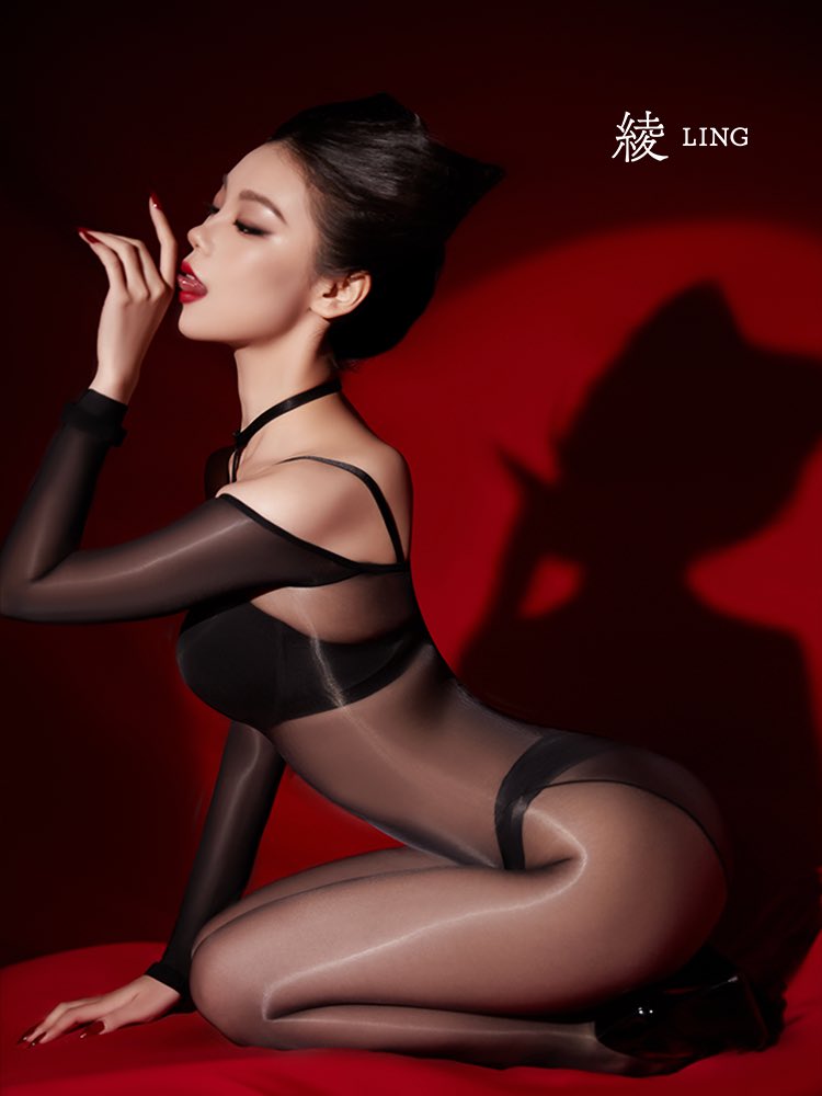 💘魅惑猫女 偷心猎爱
七夕新品「轻悄」猫女丝袜连体衣上线

柔润「凝脂™」高弹复合面料
通体包裹，冷艳全透视
盈泽闪耀，呈灼灼诱惑✨
高弹一字肩，雪肌妩媚
可拆卸颈环，掌控性感
蕾丝眼罩后，神秘傲娇🦋

直达📮https://t.co/BYSE7RwQpr
#绫天生丝滑 #绫丝袜 #绫 #绫天猫旗舰店 #丝袜 #丝袜控 #パン https://t.co/v1YaBX1VqT
