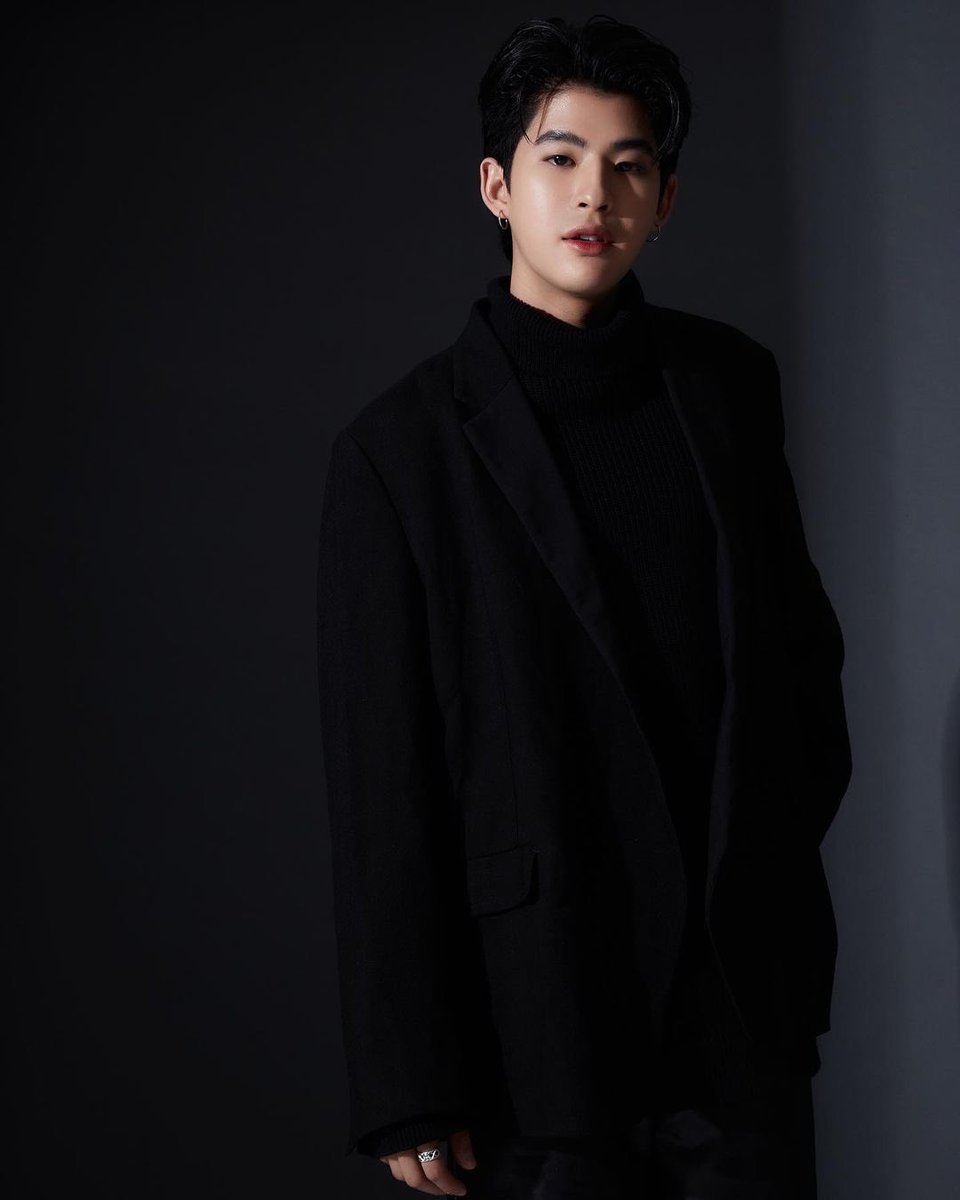 neomarkfiles's tweet photo. lets talk about this black turtle neck on mark pakin and this all black outfit. will always be superior.

#mmarkpkk https://t.co/Nqddp9FSwi