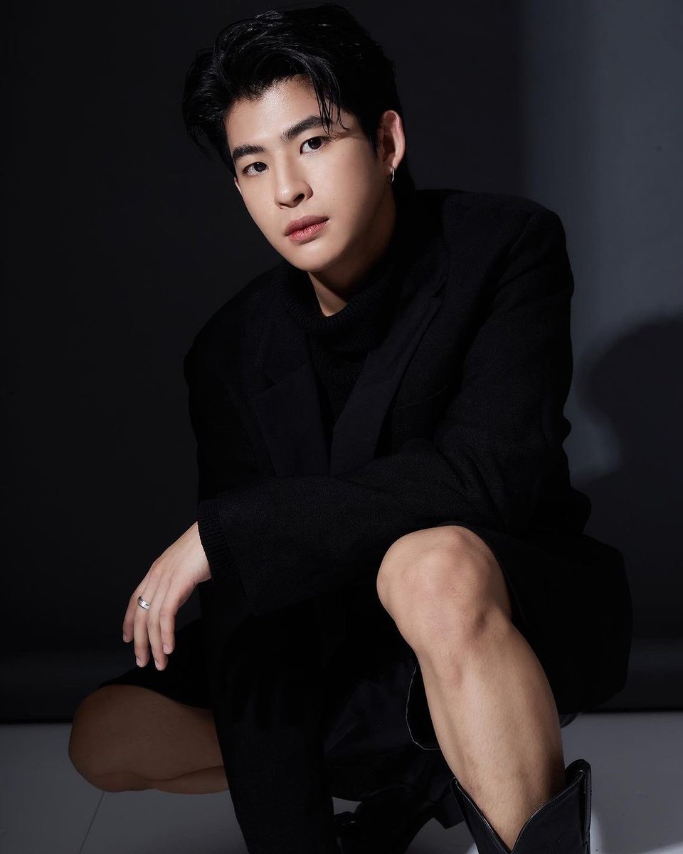 neomarkfiles's tweet photo. lets talk about this black turtle neck on mark pakin and this all black outfit. will always be superior.

#mmarkpkk https://t.co/Nqddp9FSwi