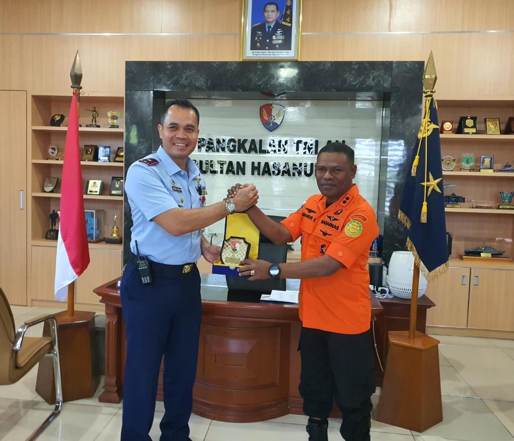 BSN_MAKASSAR's tweet photo. Kepala Kantor Basarnas Makassar, Mexianus Bekabel, S.Sos, MM., laksanakan kunjungan koordinasi ke Danlanud Hasanuddin, Marsma TNI Benny Arfan, https://t.co/VJWvznHlq8., MMDS., MSS. Semoga sinergitas dapat terjalin dgn baik demi misi kemanusiaan. 💪🏼😎

#TNIAU
#Danlanud
#Basarnas https://t.co/0D6vCYtg7p