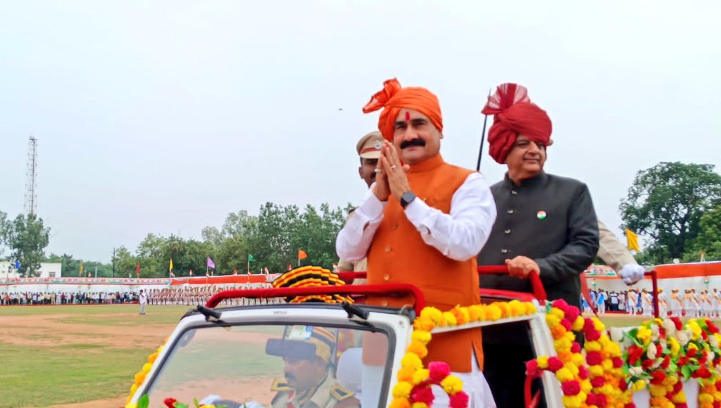 drnarottammisra's tweet photo. दतिया में आज सुबह पुलिस लाइन में हम सबकी आन-बान-शान का प्रतीक तिरंगा फहराकर परेड की सलामी ली और समारोह में शामिल नागरिकों को स्वतंत्रता दिवस की शुभकामनाएं दीं।
#IndependenceDay https://t.co/fYuyhP7U5Y