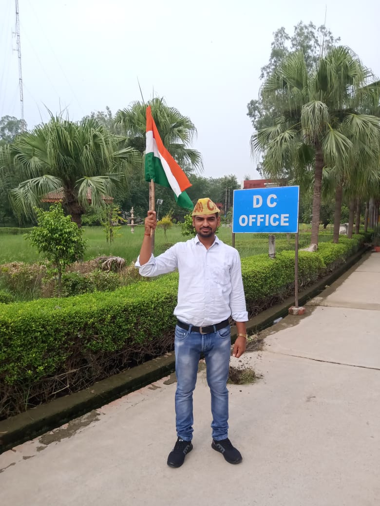VINODSHARMA0206's tweet photo. Selfie with #तिरंगा 
हिंदुस्तान जिंदाबाद
देश के हित में करेंगे काम।
काम का लेंगे पूरा दाम ।।
#haryanaclerk35400
@cmohry 
@mlkhattar 
@hryclerk_1 
@ZeeNewsHaryana 
@Dchautala 
@AmitSihag_INC 
@BhupinderShooda 
@DeependerSHooda 
@STV_HaryanaNews 
@anilvijminister https://t.co/OXeAAv4LVS