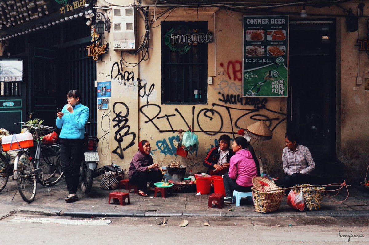I like the nostalgia when time is colored. It is not only a memory but also a reminder of a beautiful moment that has passed. Familiar images of Hanoi's old streets in 2017 📸
#photo #hanoi #photographer #canon #memories #film