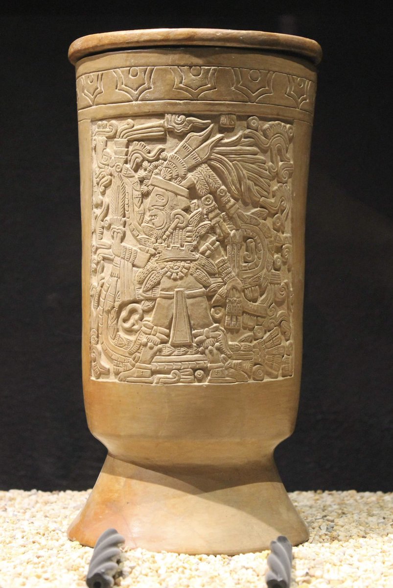 aldo_sauza's tweet photo. Urna funeraria mexica.

La pieza proviene del Templo Mayor de Tenochtitlan. En el centro se observa la representación de una deidad con barba, en su mano derecha sostiene tres flechas. Porta un collar de elotes. El cuerpo está rodeado por una serpiente con las fauces abiertas. https://t.co/bbCTsvhwdZ